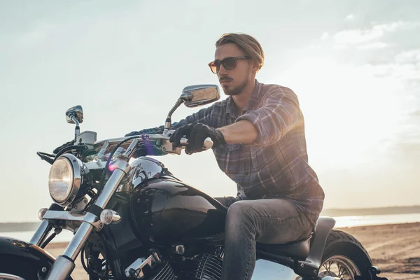 Homem equitação motocicleta — Fotografia de Stock