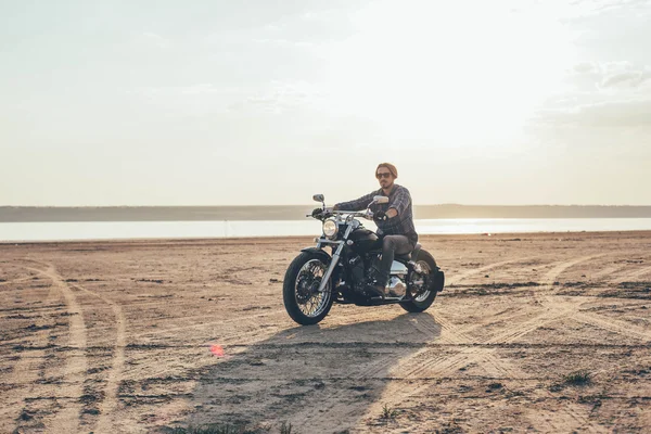Homme à moto — Photo