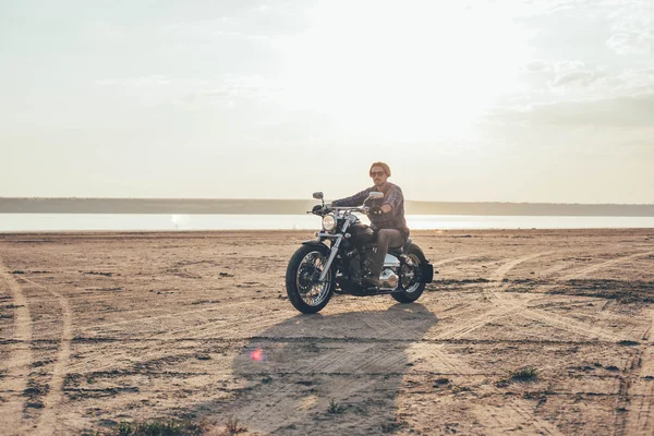 Homem equitação motocicleta — Fotografia de Stock