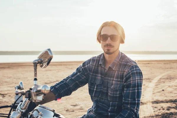 Człowiek jazda motocyklem — Zdjęcie stockowe
