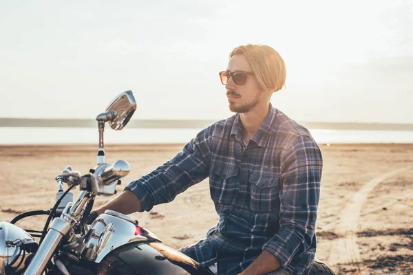 Człowiek jazda motocyklem — Zdjęcie stockowe