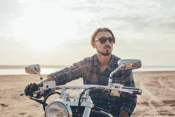 Homem equitação motocicleta — Fotografia de Stock