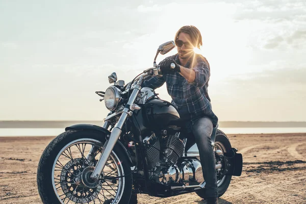 Homem equitação motocicleta — Fotografia de Stock