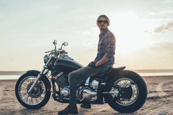 Uomo in sella moto — Foto Stock