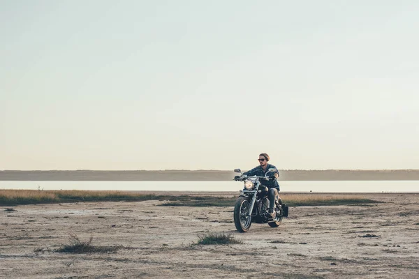 Homme à moto — Photo