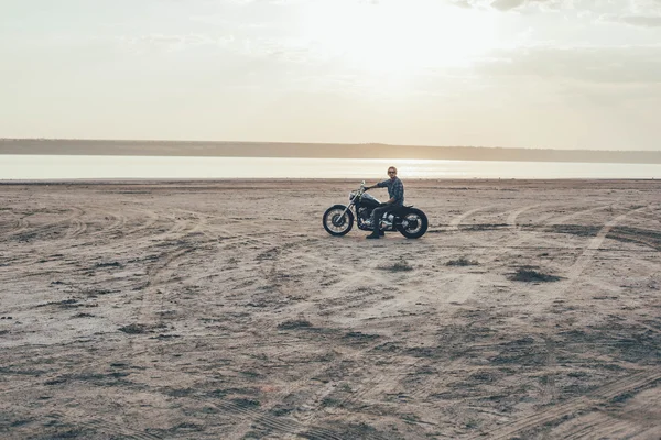 Hombre montando motocicleta — Foto de Stock