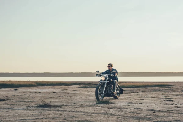 Uomo in sella moto — Foto Stock