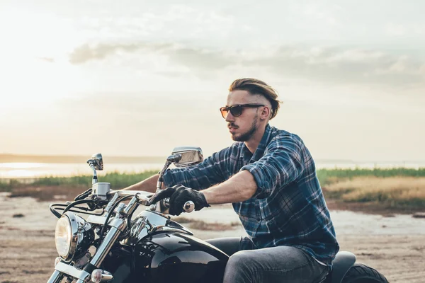 Hombre montando motocicleta —  Fotos de Stock