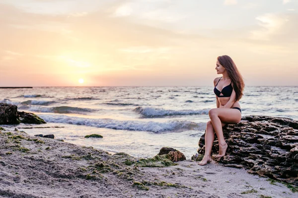 해변의 젊은 여자 — 스톡 사진