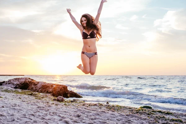 Jonge vrouw op strand — Stockfoto