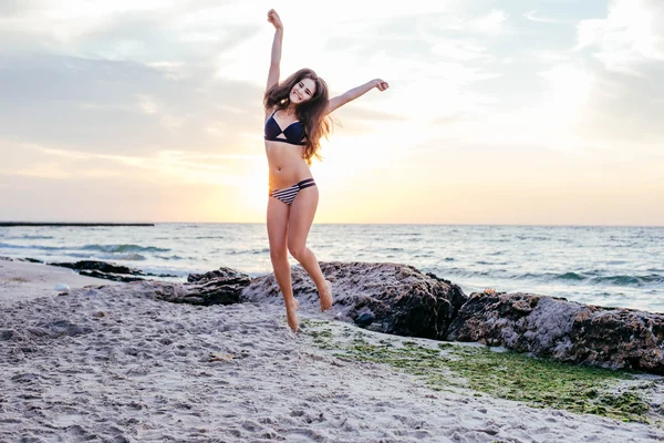 Jovem mulher na praia — Fotografia de Stock