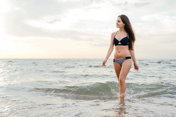 Jovem mulher na praia — Fotografia de Stock