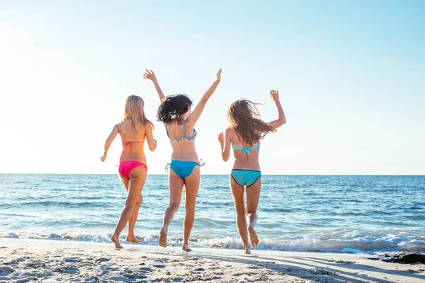 Τρία κορίτσια που έχει τη διασκέδαση στην παραλία — Φωτογραφία Αρχείου