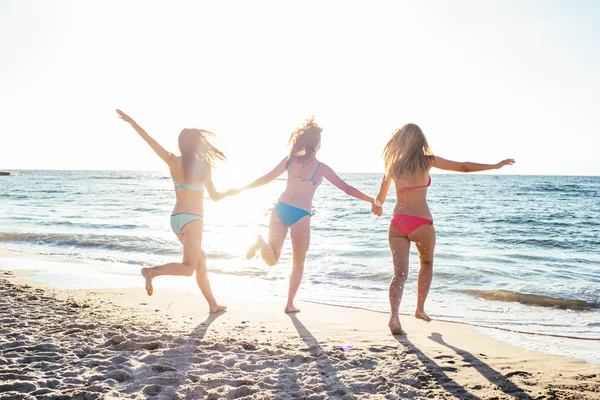 Τρία κορίτσια που έχει τη διασκέδαση στην παραλία — Φωτογραφία Αρχείου