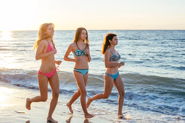 Drie meisjes plezier op strand — Stockfoto