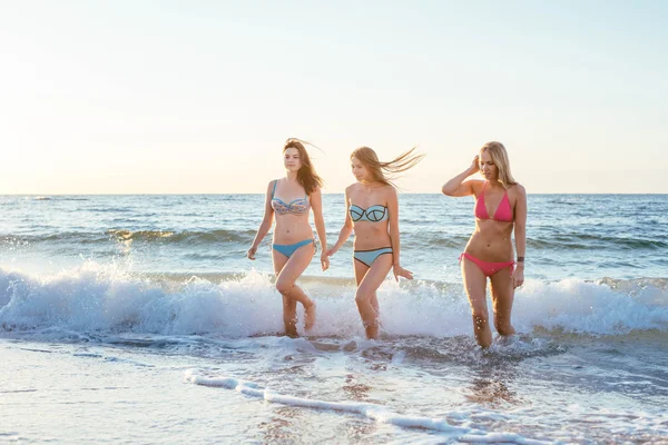 Drie meisjes plezier op strand — Stockfoto