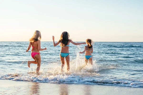 해변에서 재미 세 여자 — 스톡 사진