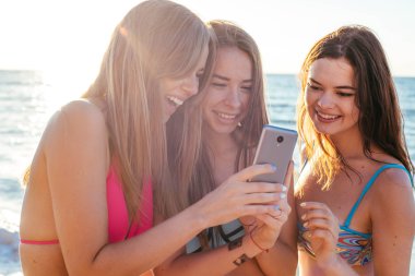 Üç kız plajda eğlenmek