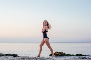 Kumsalda genç bir kadın