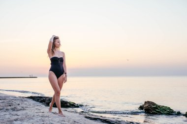 Kumsalda genç bir kadın