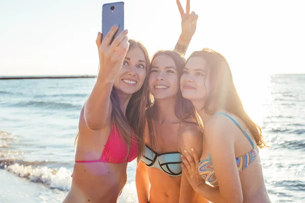 Trzy dziewczyny przy selfie — Zdjęcie stockowe