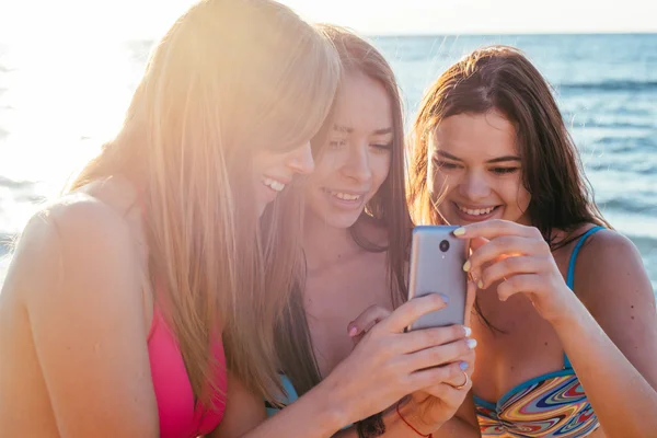 Três meninas se divertindo na praia — Fotografia de Stock