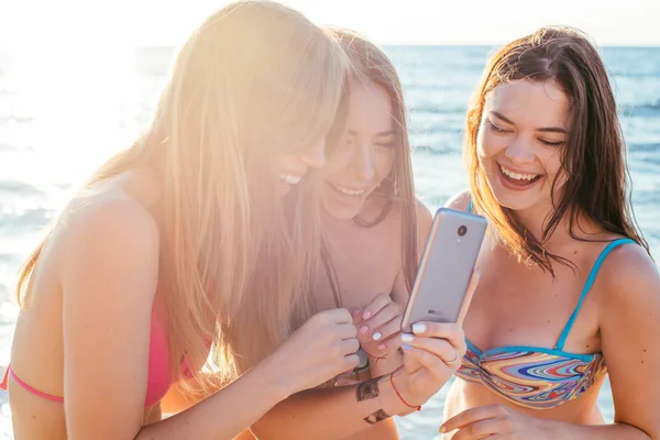 Três meninas se divertindo na praia — Fotografia de Stock