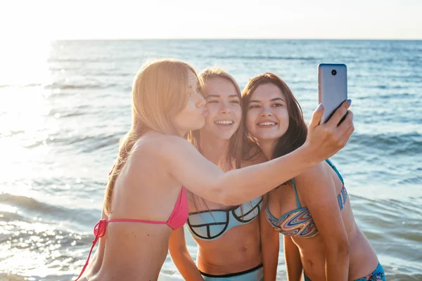 Três raparigas a tirar selfie — Fotografia de Stock