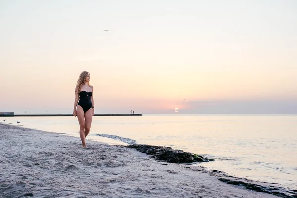 Junge Frau am Strand — Stockfoto