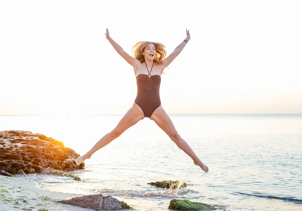 Mujer joven en la playa — Foto de Stock