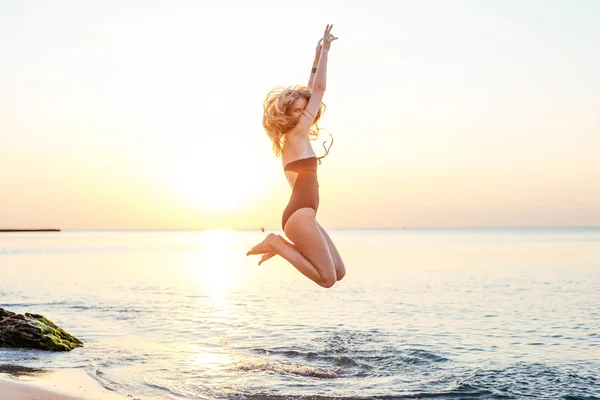 Mujer joven en la playa — Foto de Stock