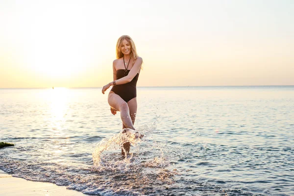 Kumsalda genç bir kadın