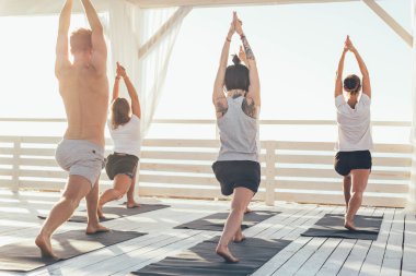 Yoga yapan bir grup insan. 