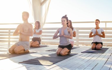 Yoga yapan bir grup insan. 