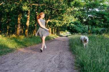 köpek park ile oynayan kız