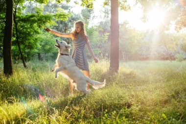 köpek park ile oynayan kız