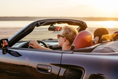 Cabriolet genç mutlu çift