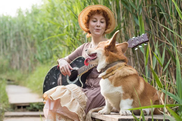 Frau mit Gitarre und Hund — Stockfoto