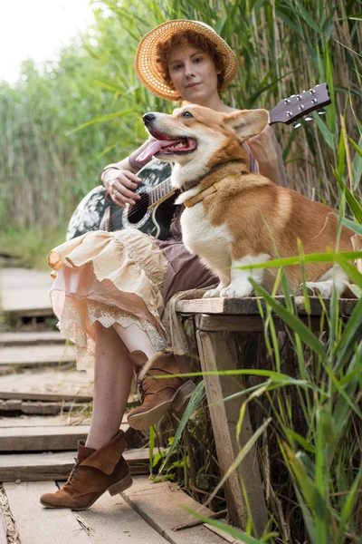 ギターと犬と女性 — ストック写真