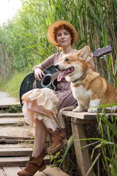 Mujer con guitarra y perro —  Fotos de Stock