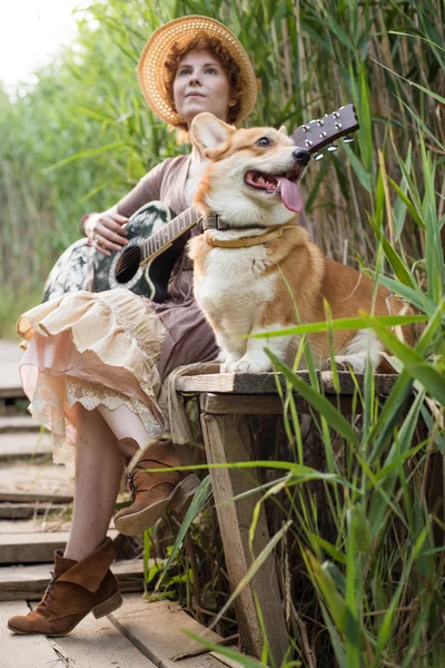 Oman con chitarra e cane — Foto Stock