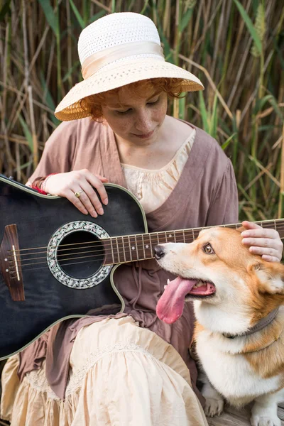Mann mit Gitarre und Hund — Stockfoto