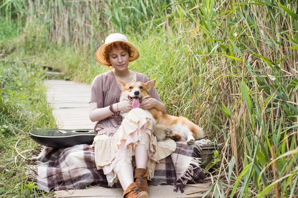 Oman con chitarra e cane — Foto Stock