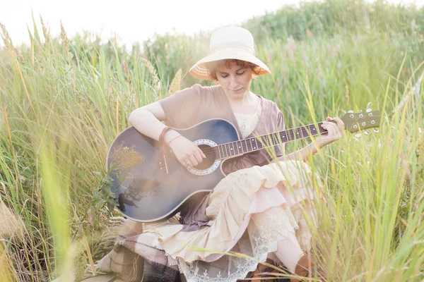 Rossa donna con chitarra — Foto Stock