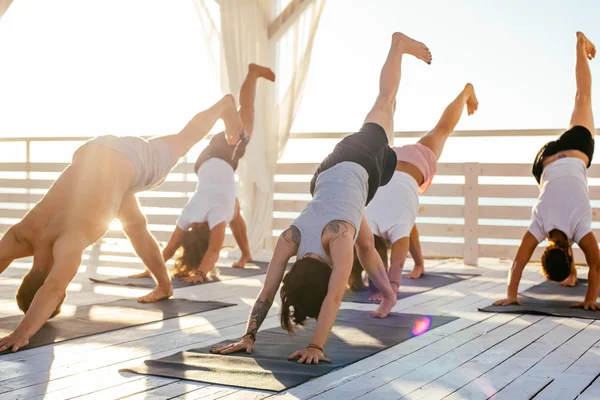 Gruppe von Menschen, die Yoga praktizieren — Stockfoto