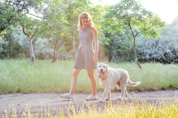 Ragazza che cammina con cane nel parco — Foto Stock