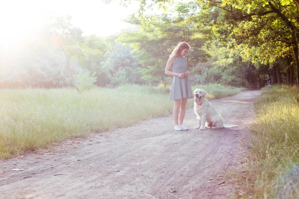 Kız ile parkta köpek yürüyüş — Stok fotoğraf