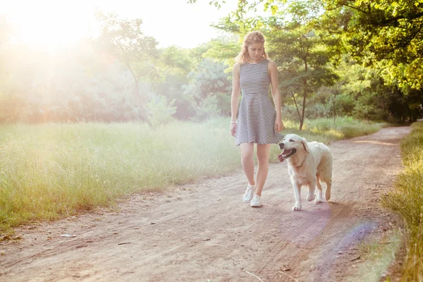 Flicka med hund i park — Stockfoto