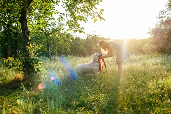 Kız ile parkta köpek yürüyüş