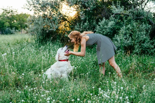 Ragazza che gioca con il cane nel parco — Foto Stock